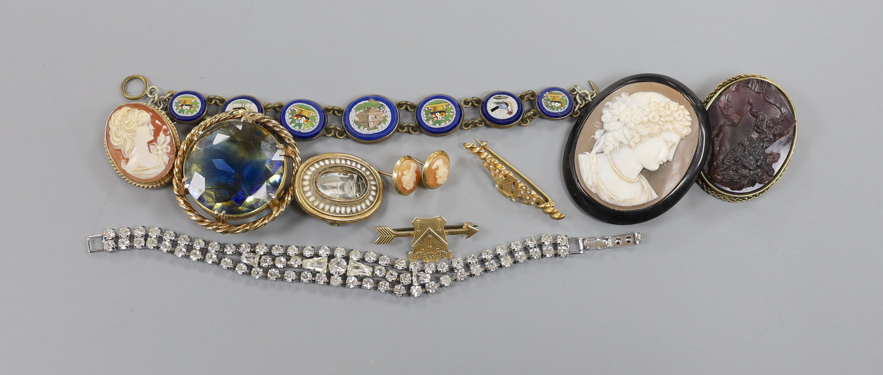 Mixed jewellery including a modern 9ct gold mounted oval cameo shell brooch, two 9ct gold bar brooches, (gross 15 grams), a micro mosaic set bracelet, amethyst glass cameo brooch etc.